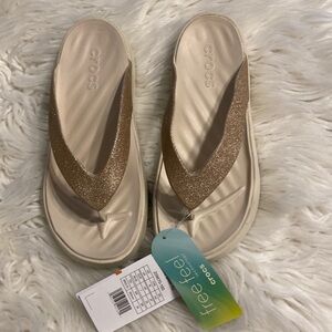 CROCS GLITTER FLIP SIZE W9 BRAND NEW COLOR GOLD SEE ALL PHOTOS
